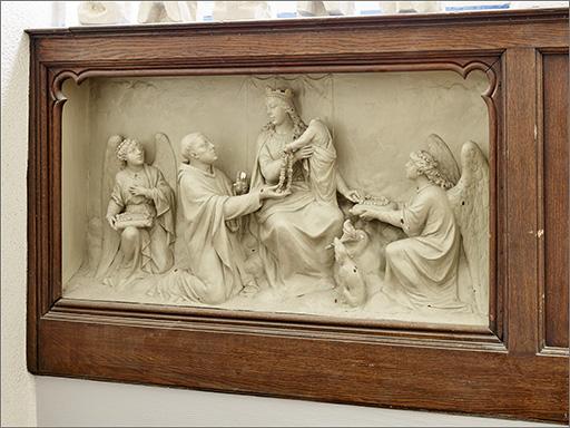 Haut-relief n° 1 : Apparition de la Vierge à saint Dominique, ensemble trois quarts droit.
