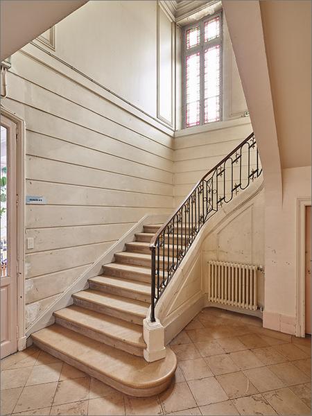 Corps E : escalier, départ.