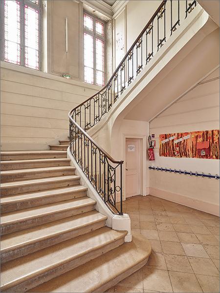 Corps E : escalier, vue d'ensemble depuis le rez-de-chaussée.