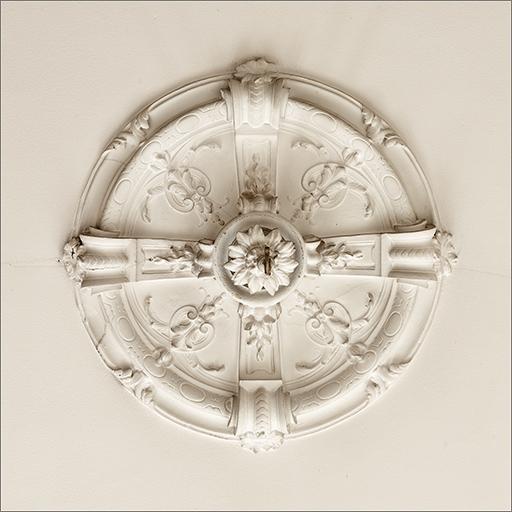 Corps E : cage d'escalier, rosace de plafond.
