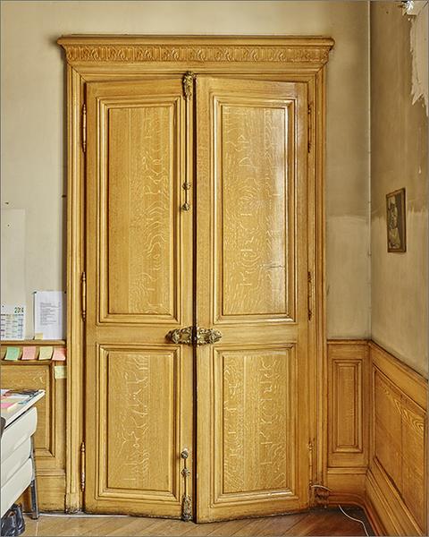 Une porte, ensemble face.