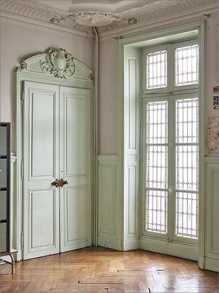 Vue partielle : porte, lambris, plafond.