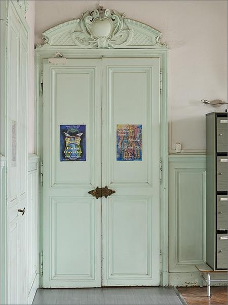 Une porte, ensemble face.