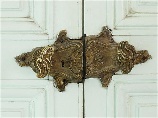 Une porte, détail de l'entrée de serrure.