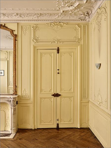 Une porte, ensemble face.
