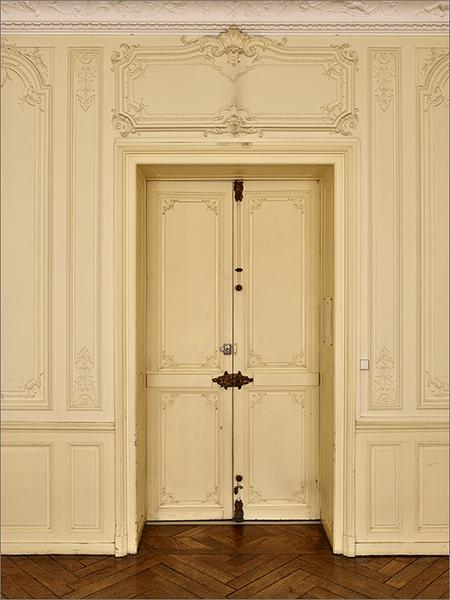 Une porte, ensemble face.