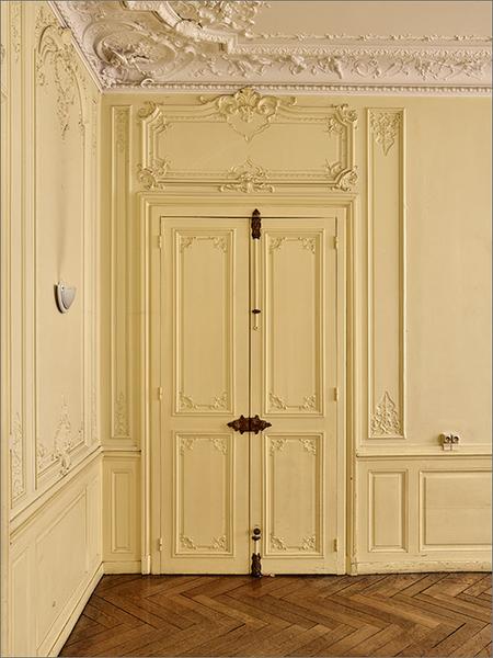 Une porte, ensemble face.