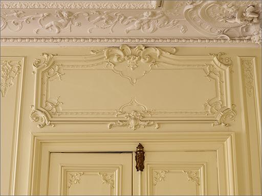 Dessus de porte et plafond.
