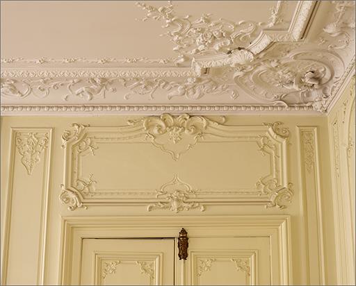 Dessus de porte et plafond.