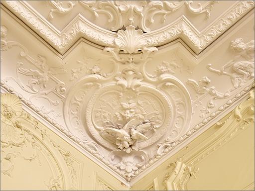 Adoucissement de plafond, détail du décor d'angle.