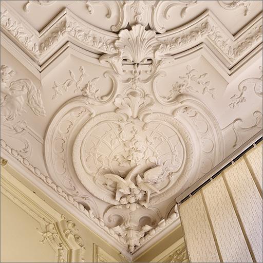 Adoucissement de plafond, détail du décor d'angle.