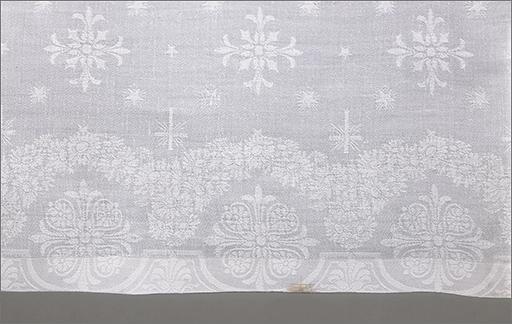 Ensemble de 7 nappes d'autel, 3 napperons liturgiques, 6 corporaux, 1 tour d'autel