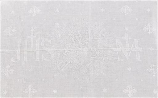 Corporal n° 4 bis, détail : coeur enflammé rayonnant, monogrammes christique et marial.
