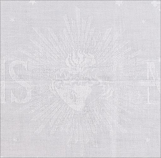 Nappe d'autel n° 4, détail : coeur enflammé rayonnant.