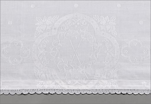 Nappe d'autel n° 3, détail de la bordure : quadrilobe encadré de pampres avec les instruments de la Passion.