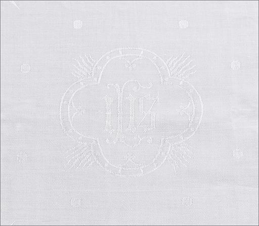 Nappe d'autel n° 3, détail : quadrilobe rayonnant avec monogramme christique.