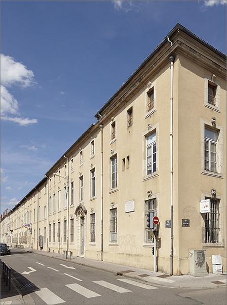 Vue d'ensemble sur la rue du Manège (depuis la rue des Tiercelins).