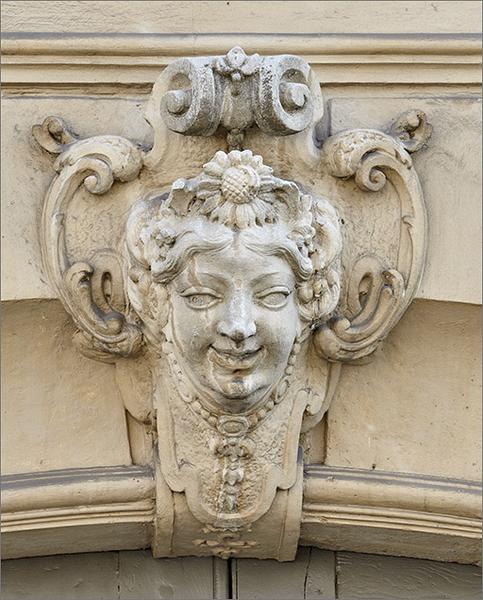 Corps E (9 rue du Manège) : élévation antérieure, portail, détail de l'agrafe.