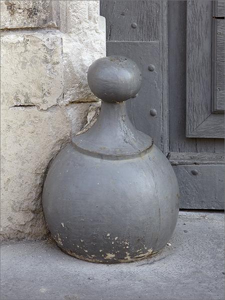 Corps E (9 rue du Manège) : élévation antérieure, portail, détail d'un chasse-roue.