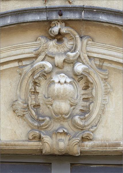 Corps B (13 rue du Manège) : élévation antérieure, portail, détail de l'agrafe.
