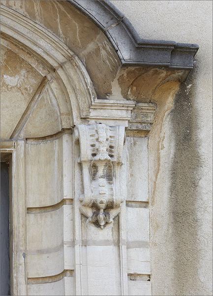 Corps B (13 rue du Manège) : élévation antérieure, portail, détail.