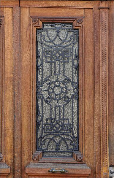 Corps A (11 rue du Manège) : élévation antérieure, porte, détail d'un vantail.