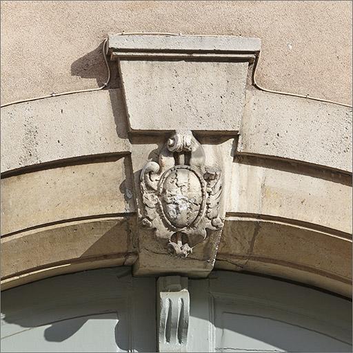 Façade sur la rue des Tiercelins, porte cochère ; détail de la clef aux armes de Lenoncourt.