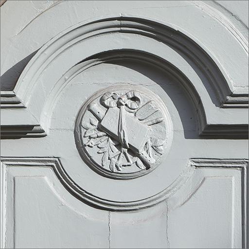 Façade sur la rue des Tiercelins, porte cochère ; chute (détail ventail gauche).