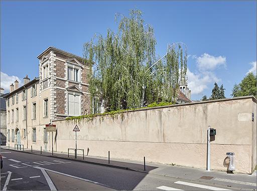 Façade sur la rue des Tiercelins, vue de trois-quart du côté du jardin.