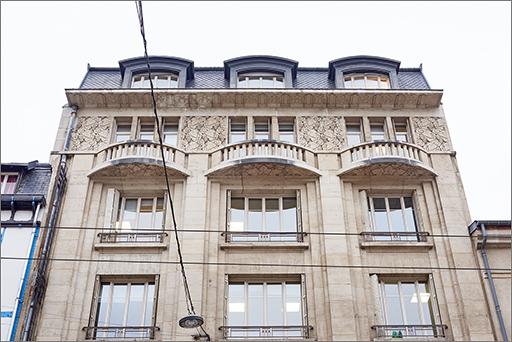 Façade rue Saint-Jean, détail : niveaux supérieurs.