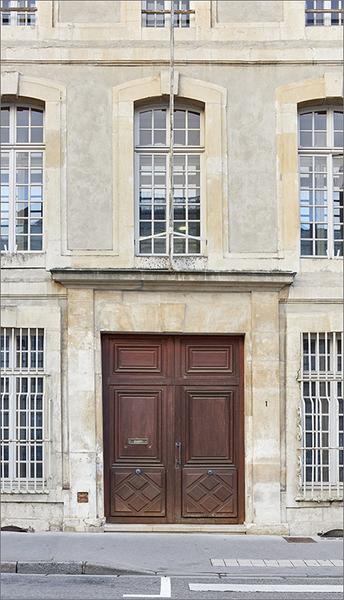 Façade rue Lyautey, détail portail d'entrée (vue de face).