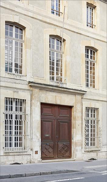 Façade rue Lyautey, détail porche d'entrée (vue de trois-quart).