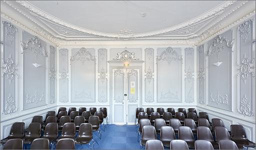 Vue d'ensemble vers la porte d'entrée.