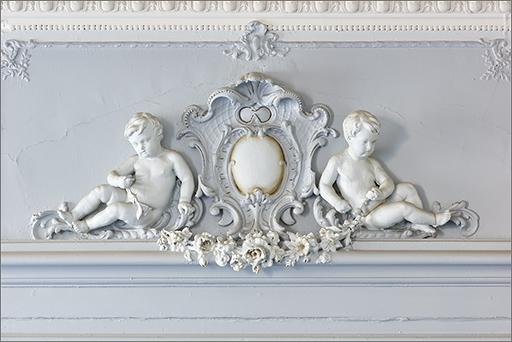 Porte vers pièce 2 ; détail décor en partie haute.