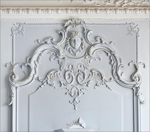 Lambris, panneau chantourné ; détail mascaron féminin.