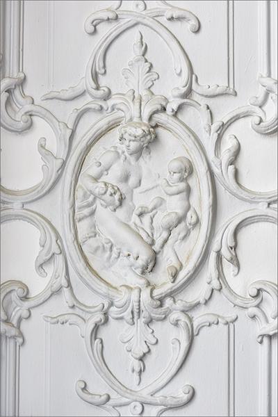 Lambris, médaillon ovale sur parclose ; scène à l'antique représentant des faunes (variante n° 1).