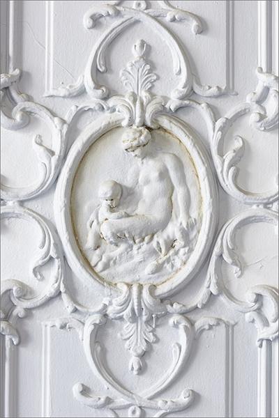 Lambris, médaillon ovale sur parclose ; scène à l'antique représentant des faunes (variante n° 2).