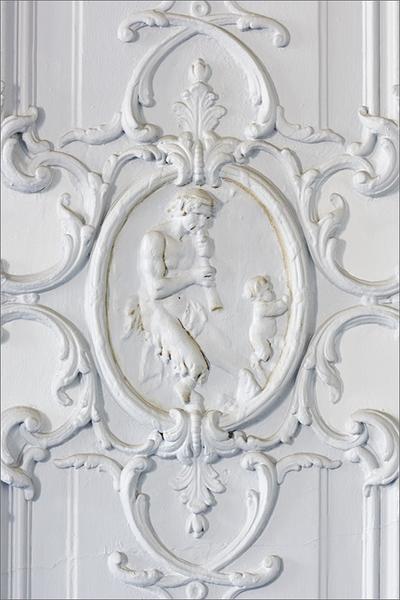 Lambris, médaillon ovale sur parclose ; scène à l'antique représentant des faunes (variante n° 3).