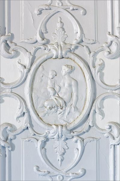 Lambris, médaillon ovale sur parclose ; scène à l'antique représentant des faunes (variante n° 4).