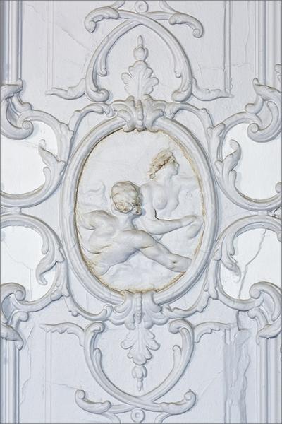 Lambris, médaillon ovale sur parclose ; scène à l'antique représentant des néréides (?).