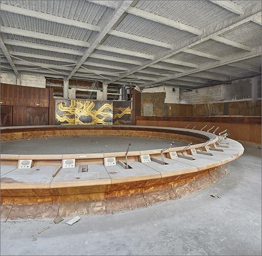 Deuxième étage, salle des délibérations, vue d'ensemble de la table d'assemblée.