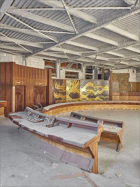 Deuxième étage, salle des délibérations, vue d'ensemble de la table d'assemblée et des revêtements muraux côté bureau de la présidence.