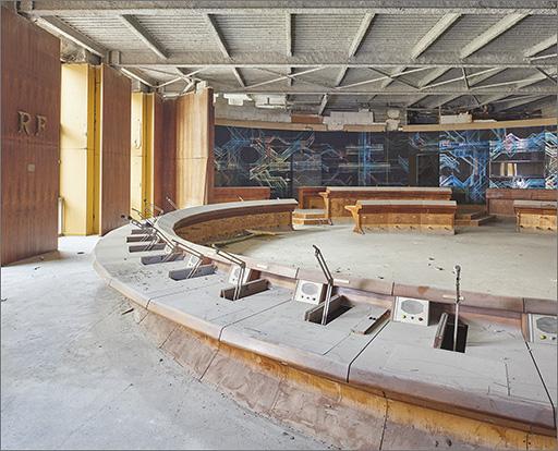 Salle des délibérations, vue vers la tribune du président (trois-quarts gauche).