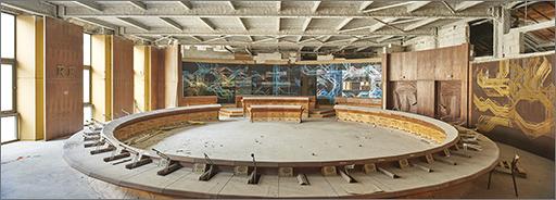 Salle des délibérations, vue générale vers la tribune du président.