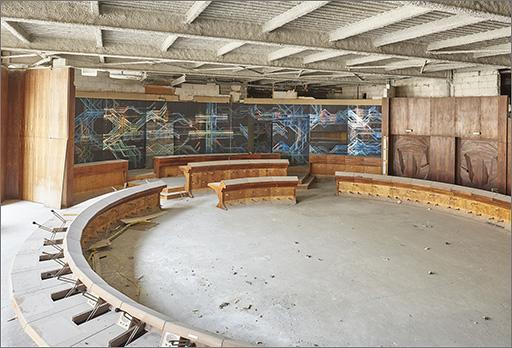 Salle des délibérations, mur de tribune, vue d'ensemble trois-quarts gauche.