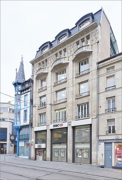 Façade rue Saint-Jean, ensemble trois quarts droit.