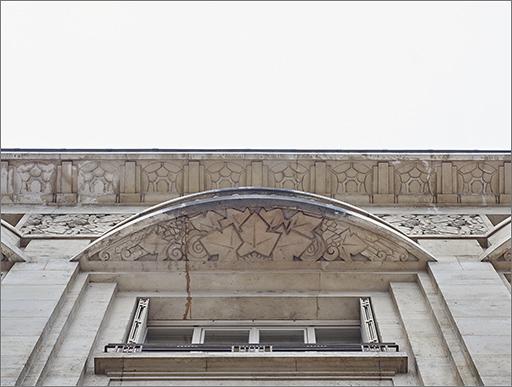 Façade rue Saint-Jean, détail du décor sculpté (sous-face balcon, corniche).