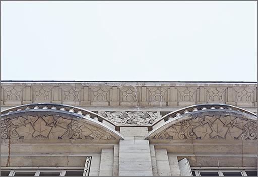 Façade rue Saint-Jean, détail du décor sculpté.