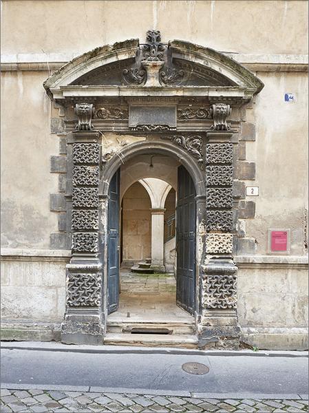 Façade rue de Guise, porte piétonne : ensemble ouvert.