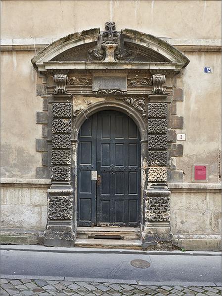 Façade rue de Guise, porte piétonne : ensemble fermé.